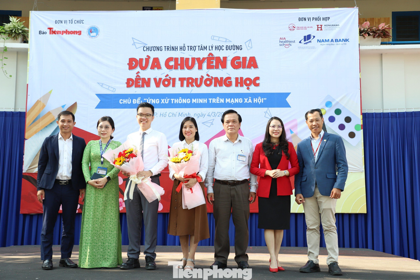 BTC trao hoa cảm ơn các diễn giả đồng hành cùng chương trình (ảnh: Ngô Tùng)