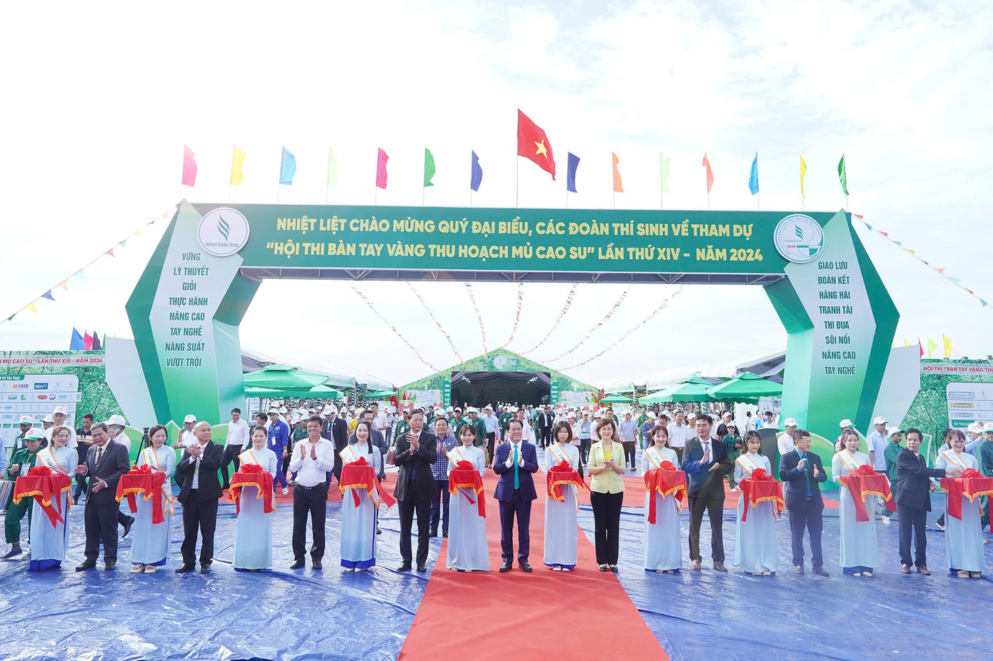 BTC, lãnh đạo, khách mời cắt băng khai mạc Hội thi (ảnh: Phạm Nguyễn)