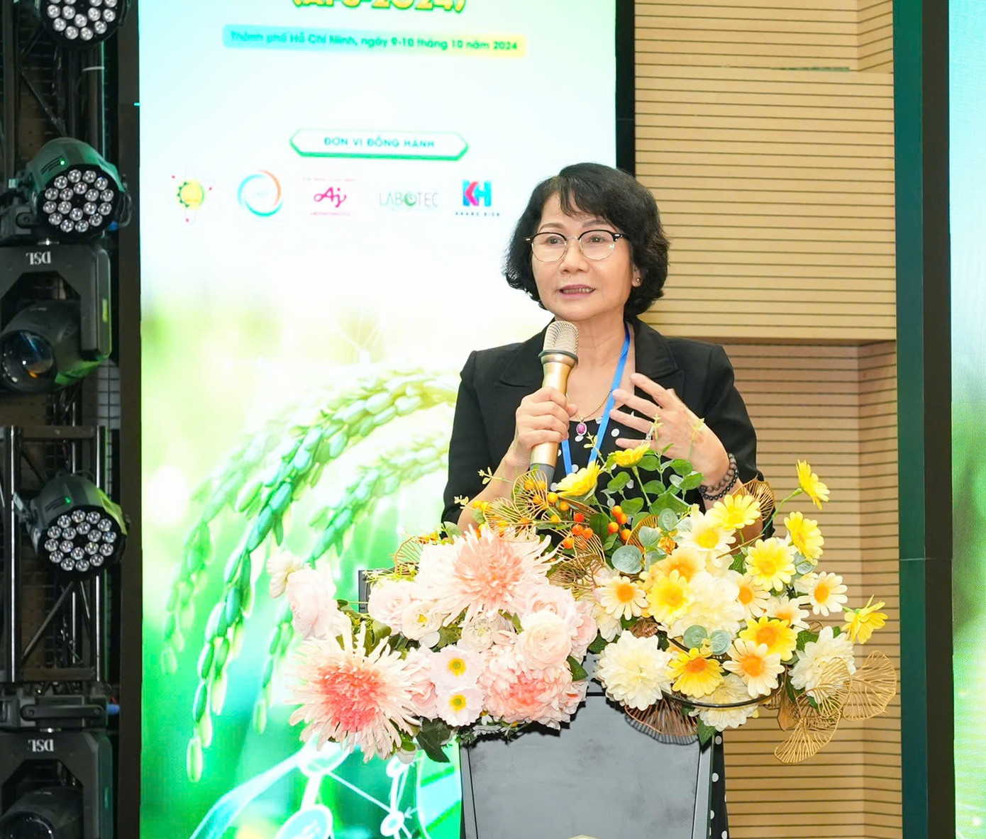 PGS.TS. Trần Thị Hồng - Phó Hiệu trưởng Trường ĐH Nguyễn Tất Thành - chia sẻ tại hội thảo. PGS.TS. Trần Thị Hồng - Phó Hiệu trưởng Trường ĐH Nguyễn Tất Thành - chia sẻ tại hội thảo.