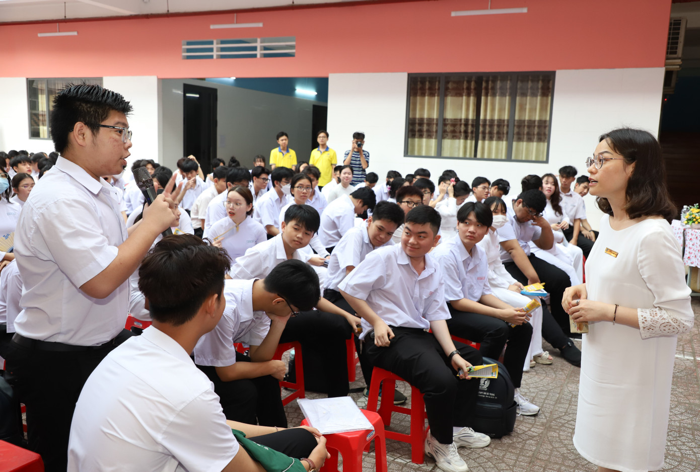 Thạc sĩ tâm lý Trần Thị Thanh Trà, giảng viên Trường ĐH Mở TPHCM trò chuyện cùng các em học sinh