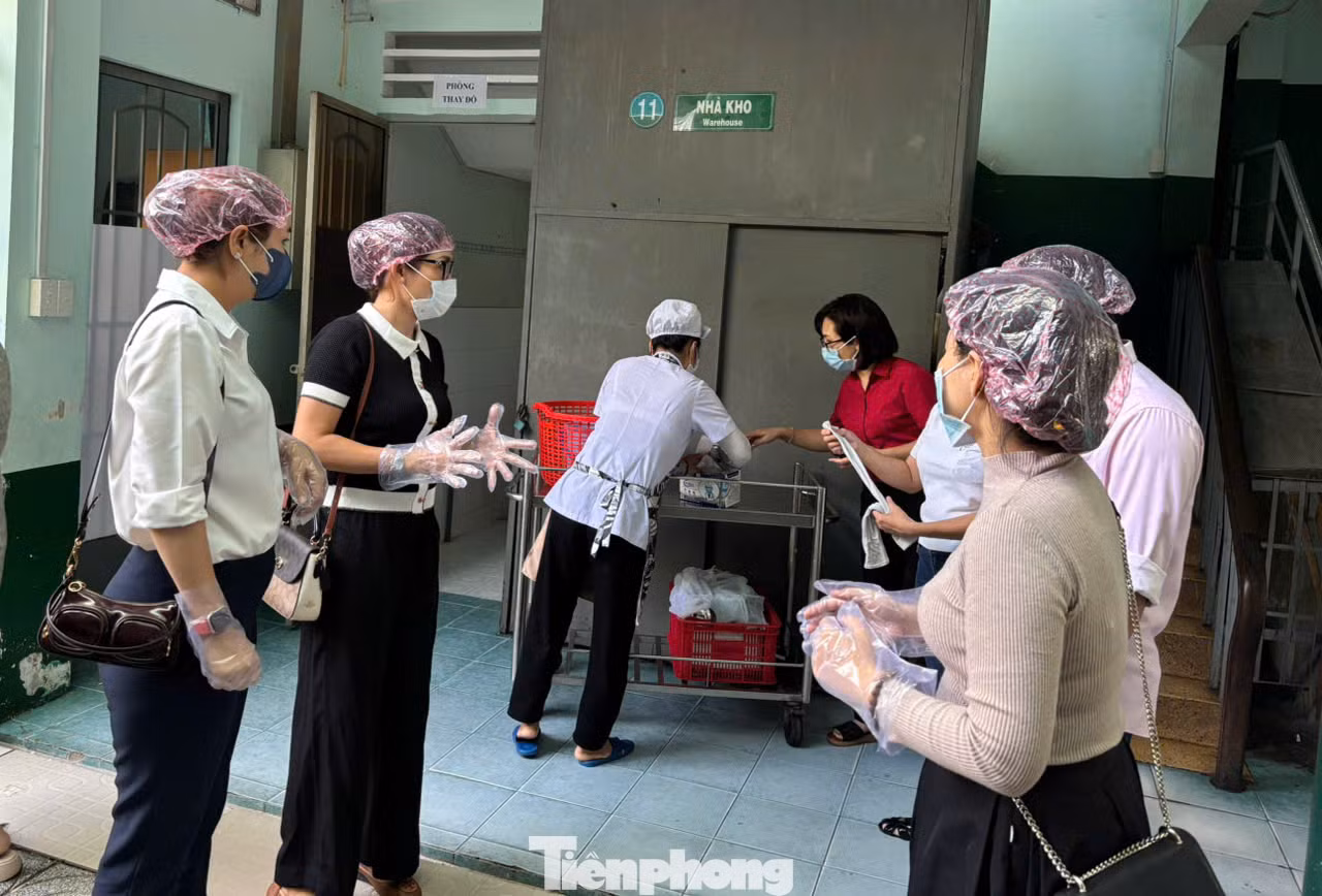 Trước khi vào bếp ăn, phụ huynh được yêu cầu trang bị đồ bảo hộ