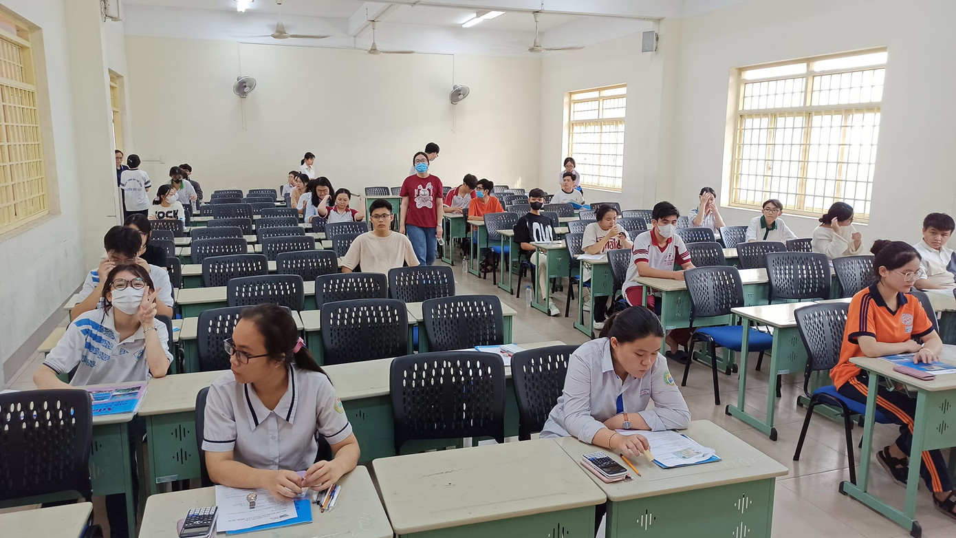 Thí sinh trong lúc chờ làm bài thi ĐGNL sáng ngày 2/6 (ảnh: VNUHCM)