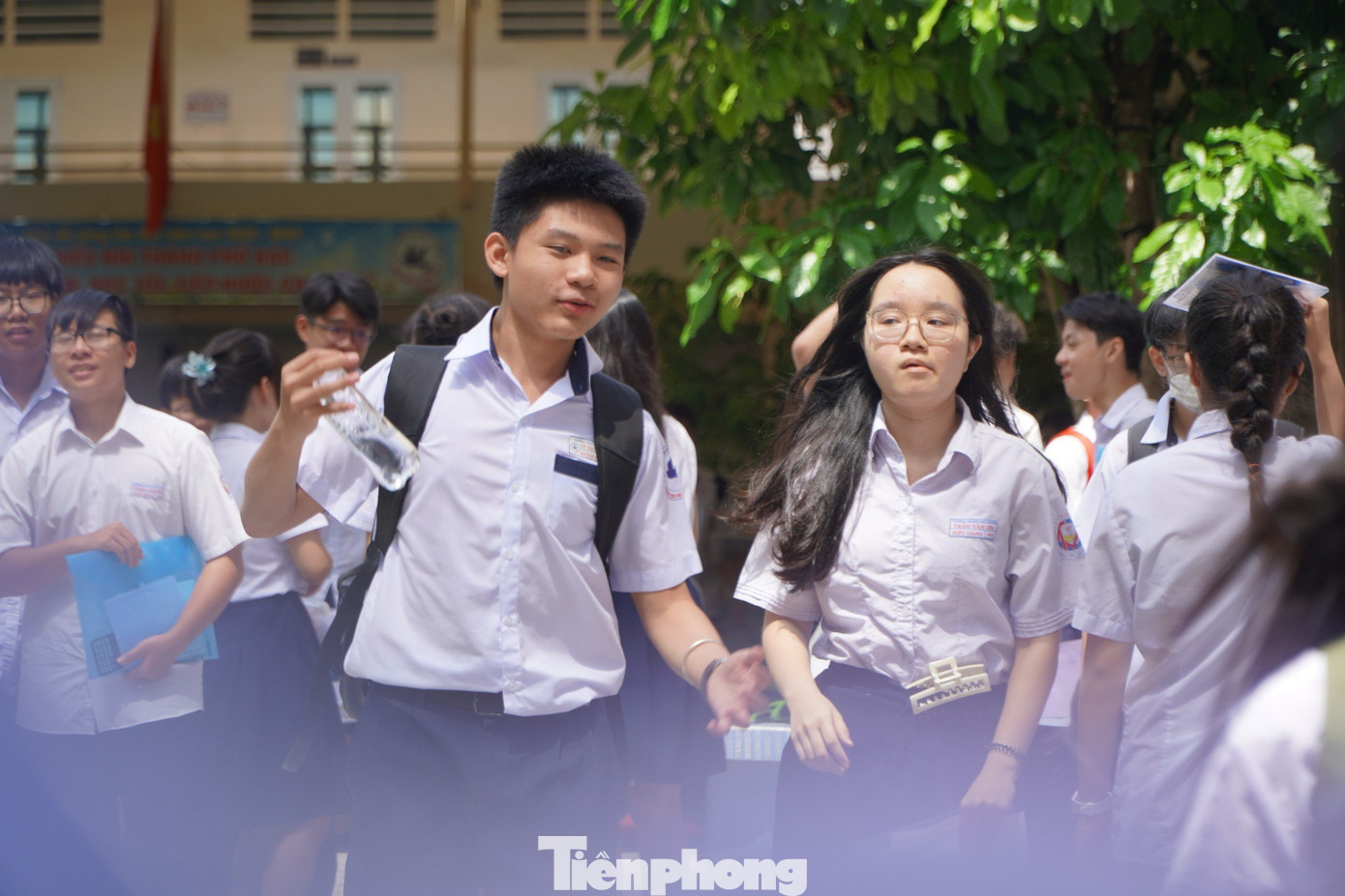 Thí sinh hớn hở rời điểm thi sau bài thi môn Ngữ Văn