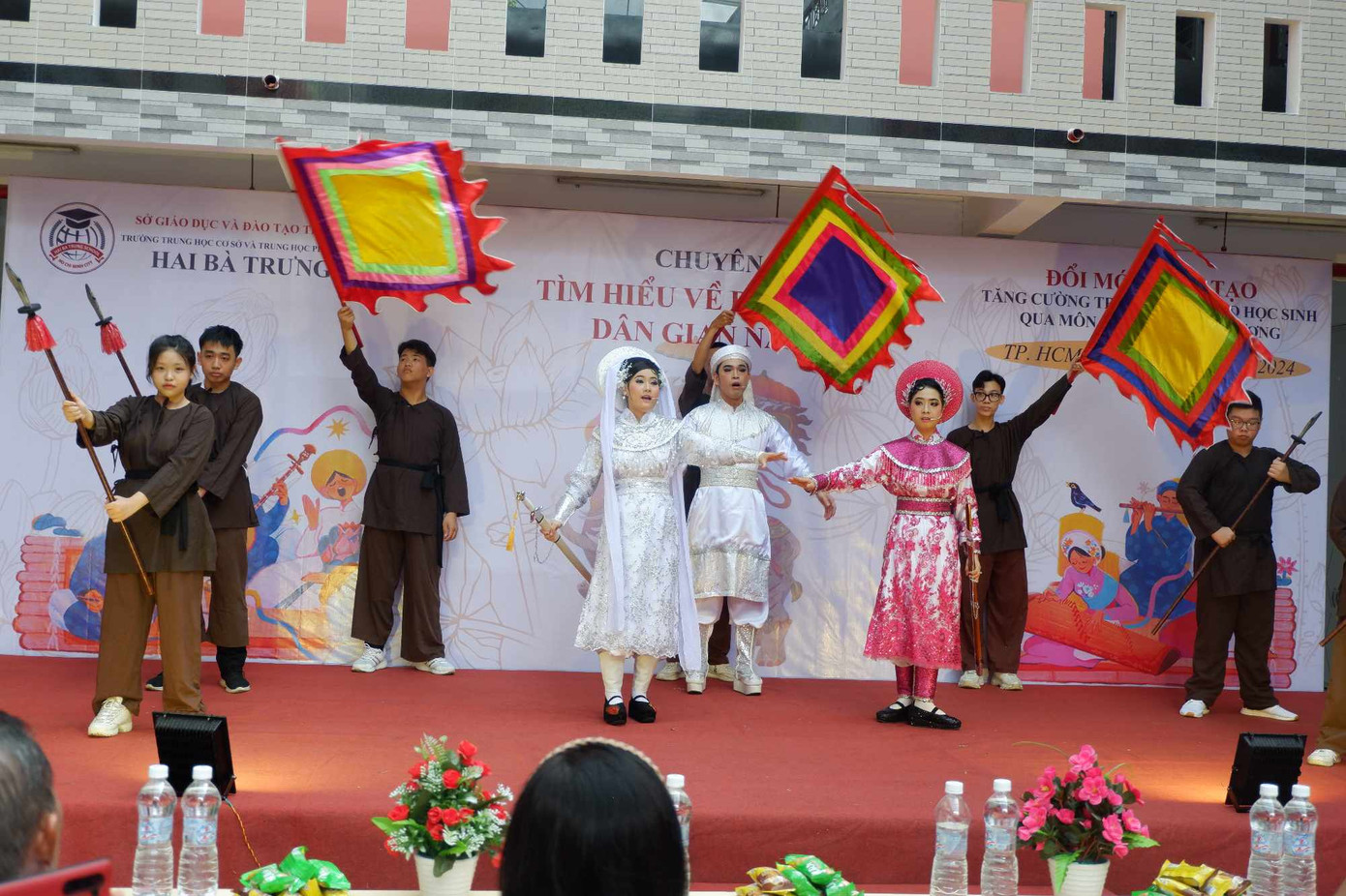 Đoạn trích vở Hai Bà Trưng do thầy và trò Trường THCS - THPT Hai Bà Trưng dàn dựng