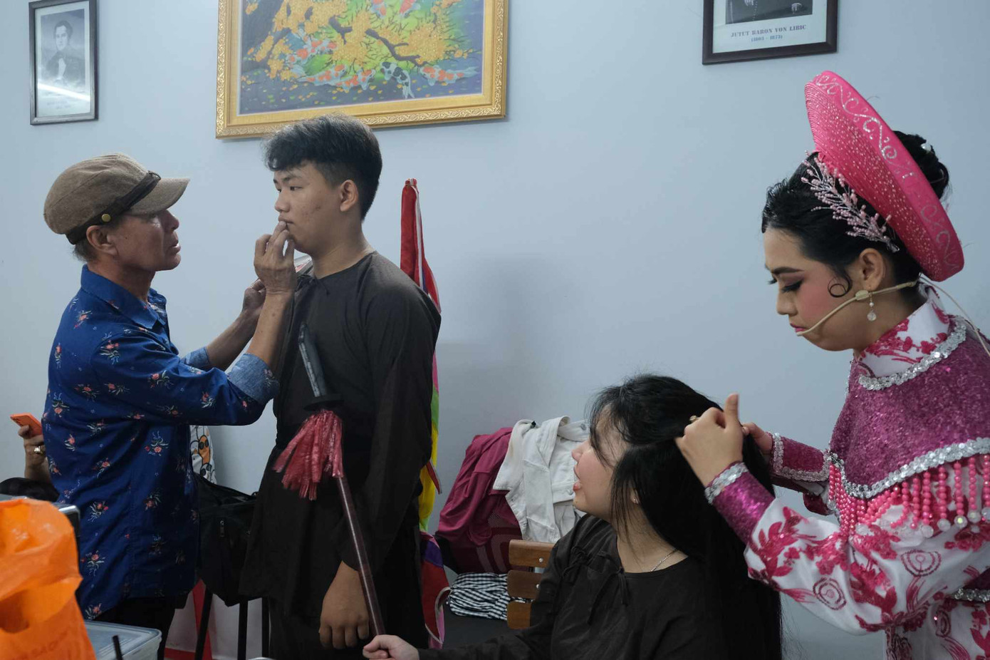 Học sinh hào hứng chuẩn bị trước khi lên sân khấu