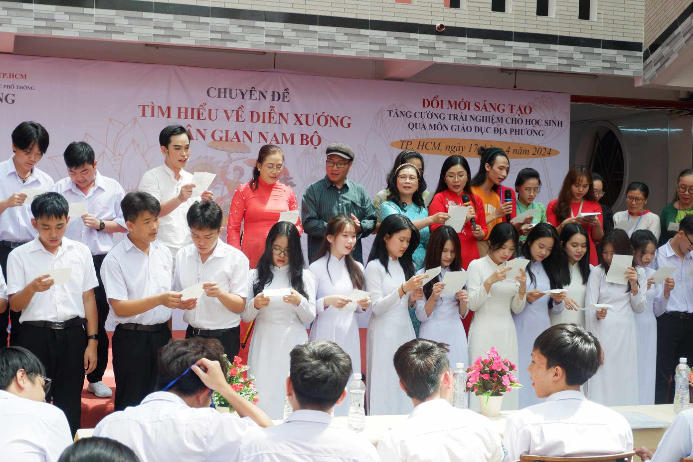 Học sinh được thực hành hát đờn ca tài tử tại sân trường