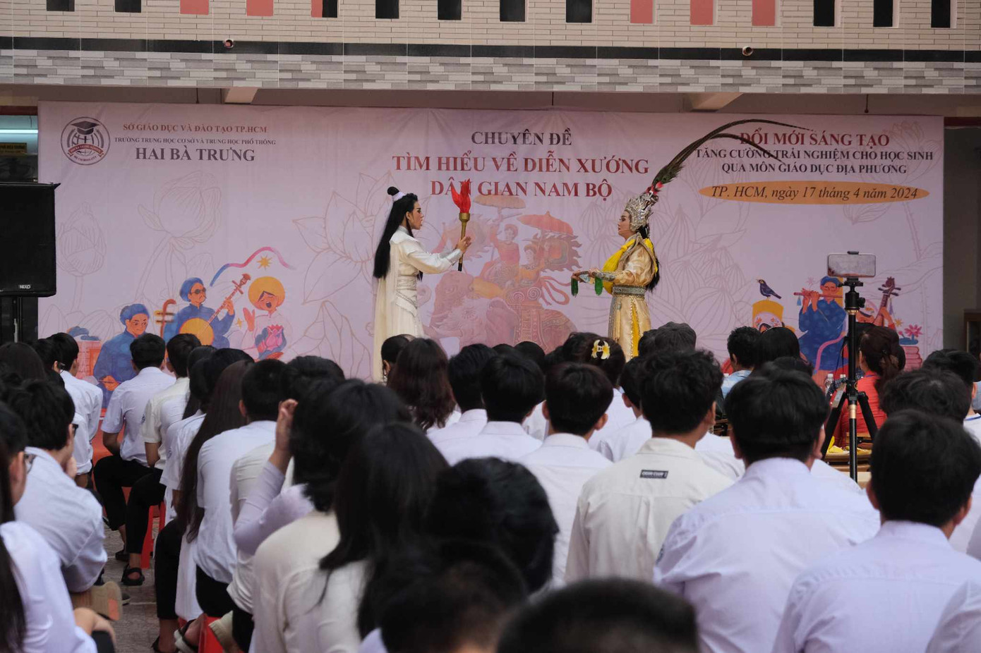 Khác với những tiết học bình thường, tiết dạy môn giáo dục địa phương ở Trường Hai Bà Trưng diễn ra ngoài lớp học (ở sân trường).