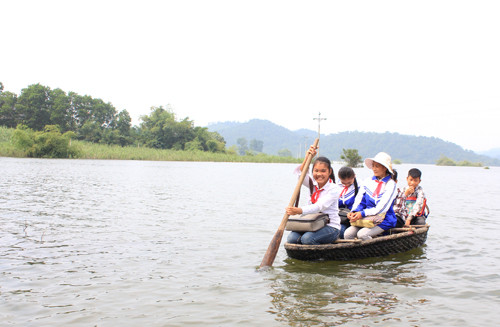 Bạn Bùi Thị Trang, học sinh lớp 9, cho biết ngay từ nhỏ đã được làm quen với sóng nước và biết đi thuyền từ năm 8 tuổi. Hàng ngày, Trang chèo thuyền đưa hai em ruột và các bạn cùng đi học. 