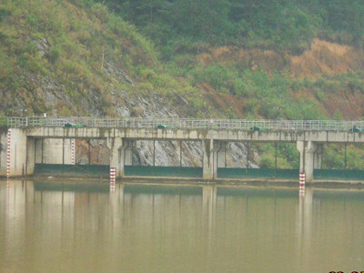 Công trình van lật của thanh niên Cty CP thủy điện Geruco Sông Côn