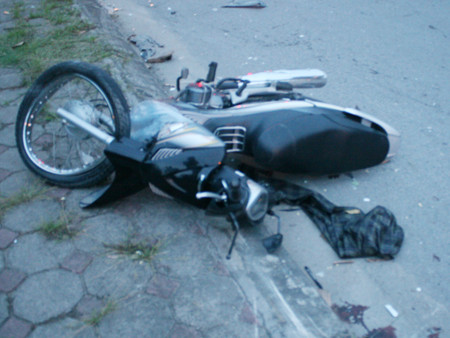 Chiếc xe máy của hai vợ chồng cũng hư hỏng nặng