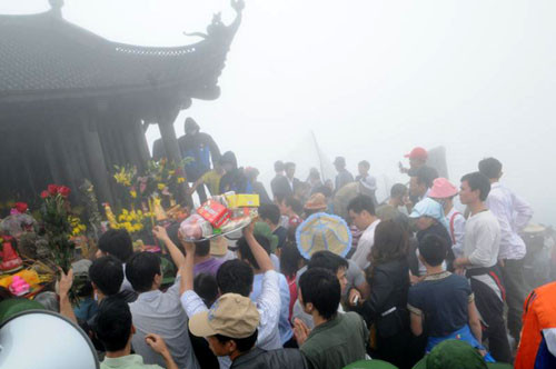 Mọi người cùng mang đồ sính lễ, tiền lẻ cầu khấn các vị thần linh phù hộ cho một năm mới an lành, nhiều may mắn