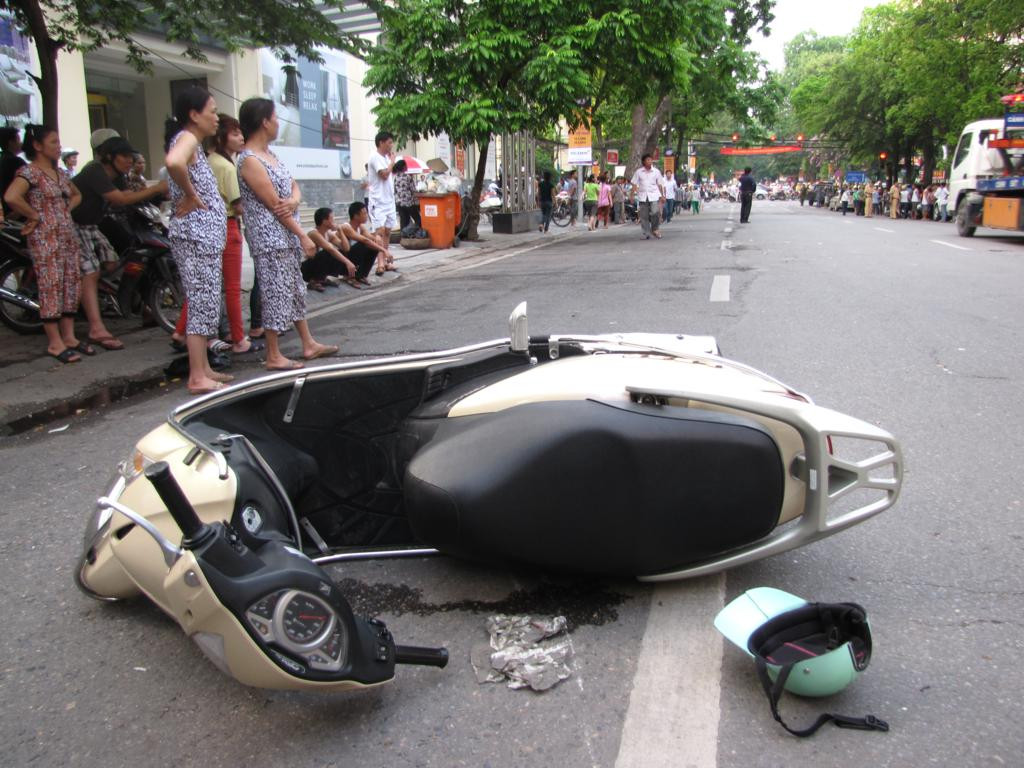 Đầu tiên chiếc Civic đâm vào xe Lead