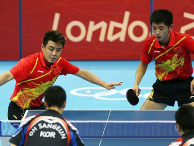 Zhang Jike (phải) và Wang Hao (trái) trong trận đôi quyết định ở nội dung đồng đội nam. Trước đó Zhang Jike đã thắng Wang Hao trong trận chung kết đơn nam 