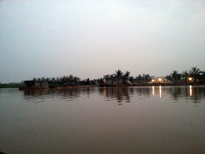 Chiều tối, các tàu cát khai thác từ cửa Lạch Huyện vào phun cát cho các bãi vật liệu xây dựng bên bờ sông Lạch Tray