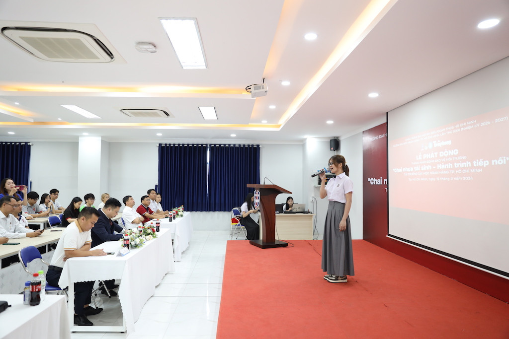 Tiết mục văn nghệ Đã hơn một lần, do sinh viên Lâm Thúy Kiều Trường Đại học Ngân hàng TP. HCM trình bày.