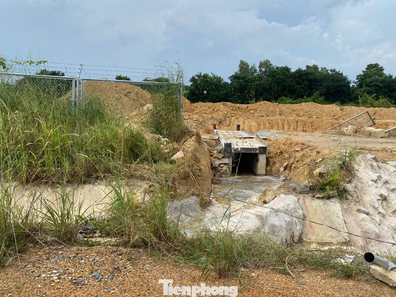 Một cống thoát nước đang được xây dựng để phòng chống ngập úng cho cao tốc.