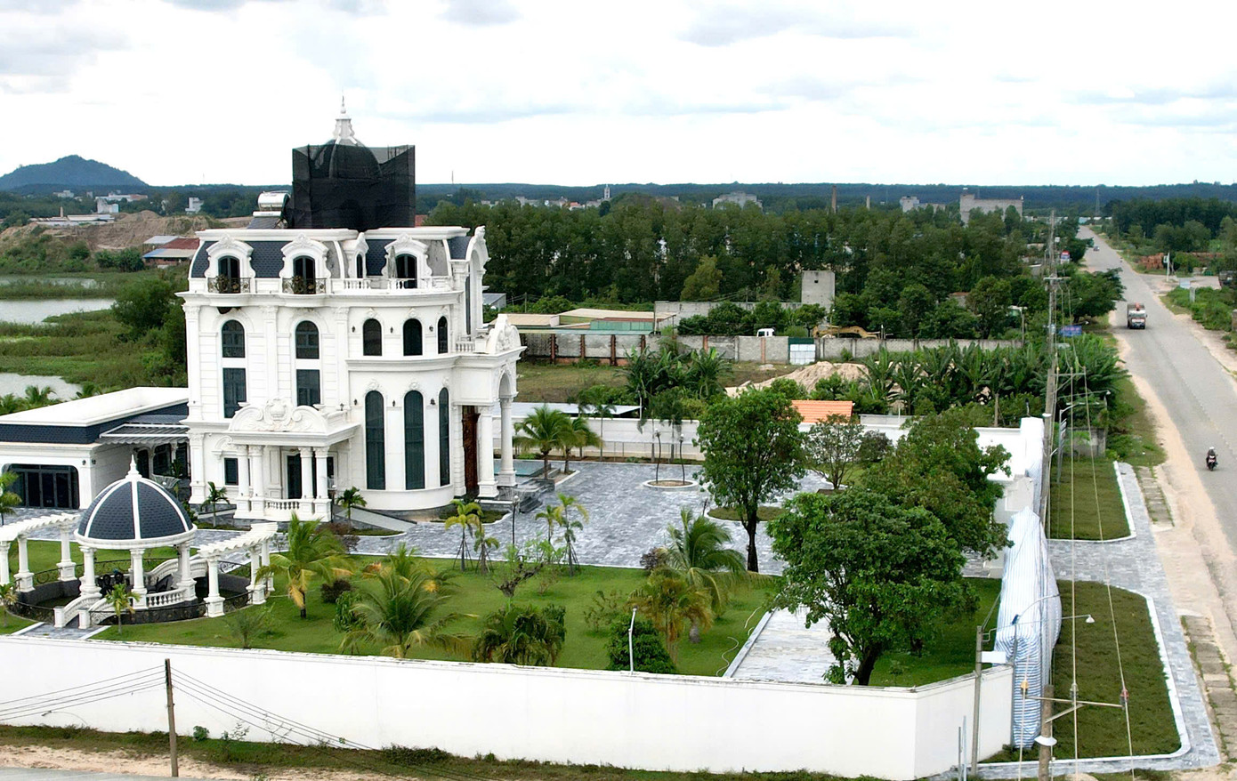 Bình Thuận yêu cầu ông Cao Thanh Sang hoàn tất thực hiện tháo dỡ công trình vi phạm trật tự xây dựng nêu trên đến ngày 15/1/2025.