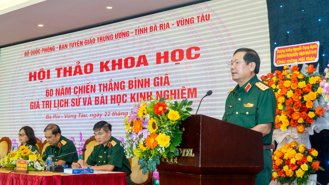 Thượng tướng Lê Huy Vịnh - Thứ trưởng Bộ Quốc phòng, phát biểu tại hội thảo. Ảnh: Báo Bà Rịa - Vũng Tàu.