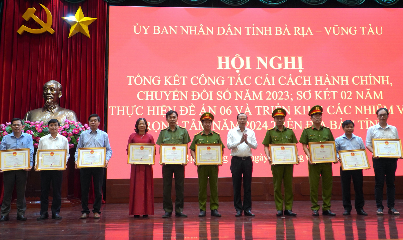 Chủ tịch UBND tỉnh Bà Rịa - Vũng Tàu Nguyễn Văn Thọ tặng bằng khen cho các tập thể đạt thành tích trong thực hiện Đề án 06.