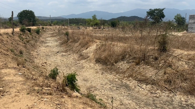 Một dòng kênh cung cấp nước sinh hoạt và sản xuất cho người dân ở huyện Hàm Thuận Nam, tỉnh Bình Thuận đã khô cạn, trơ đáy.