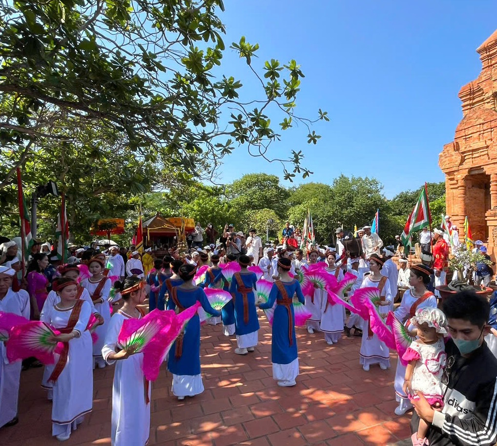 Lễ rước y trang lên tháp Pô Sah Inư.