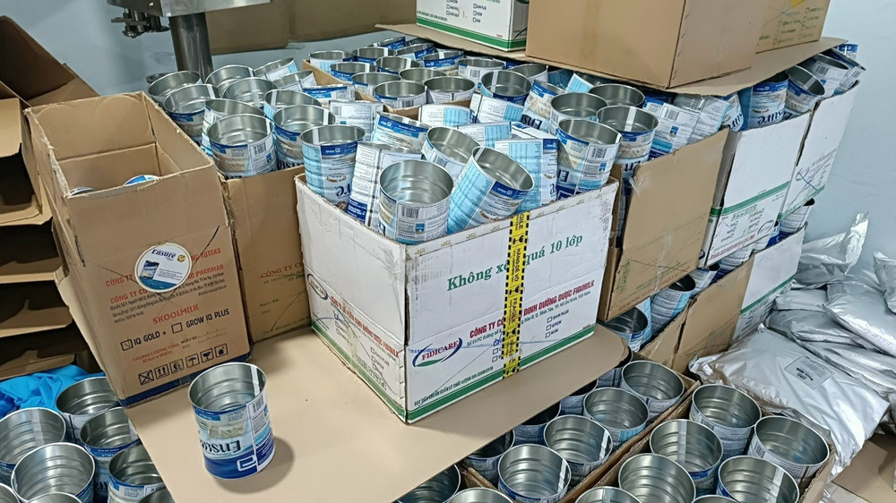 Vỏ lon sữa giả được chất trong thùng khi Đội 7 Phòng Cảnh sát Kinh tế Công an TPHCM đột kích vào cơ sở của Vũ Thành Công. Vỏ lon sữa giả được chất trong thùng khi Đội 7 Phòng Cảnh sát Kinh tế Công an TPHCM đột kích vào cơ sở của Vũ Thành Công.