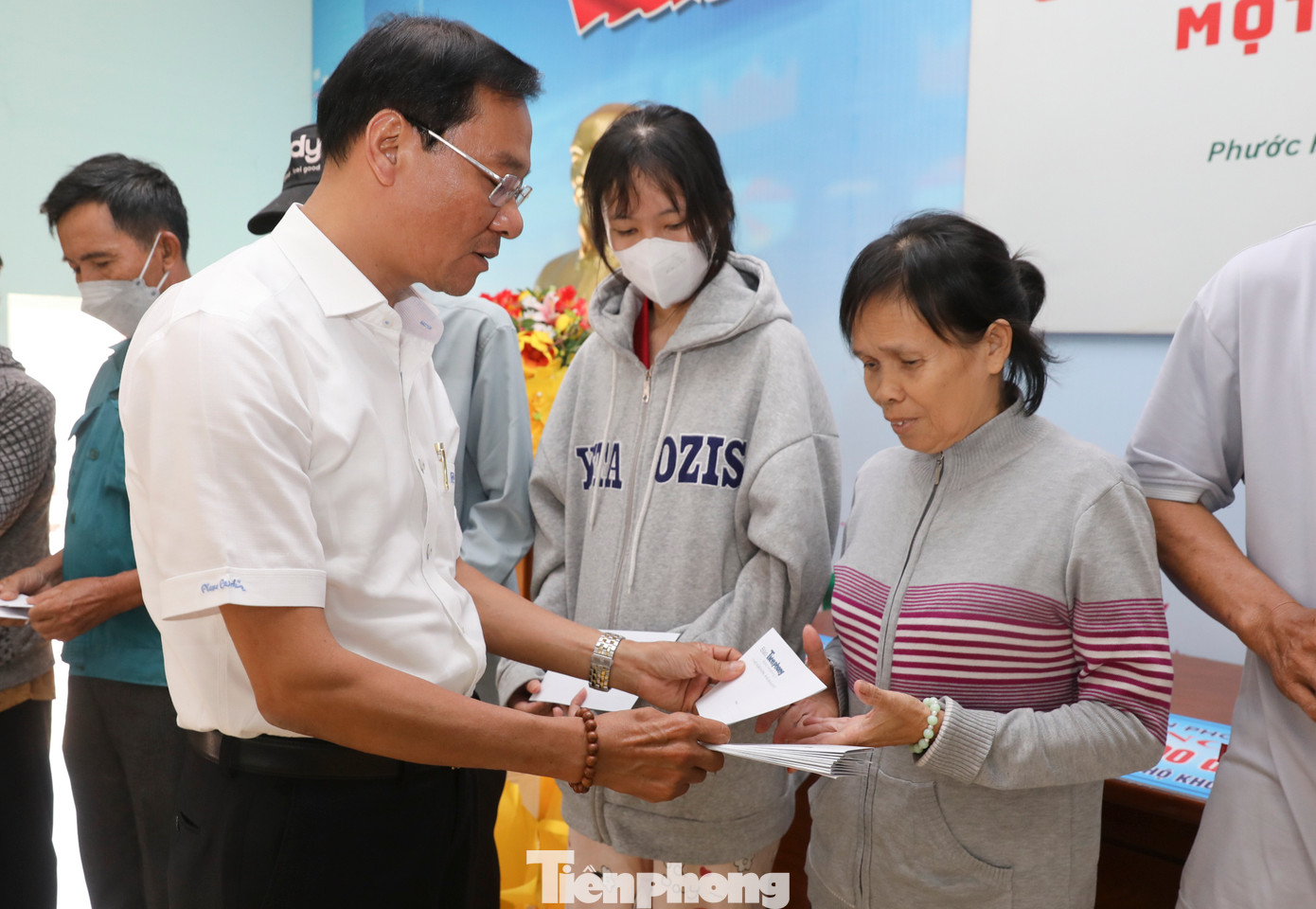 Ông Nguyễn Ngọc Long, Phó Chánh án TAND huyện Nhà Bè (TPHCM) tặng quà cho bà con.