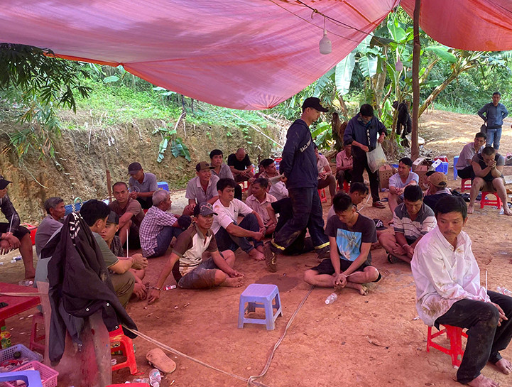 Các con bạc bị bắt giữ. Các con bạc bị bắt giữ.