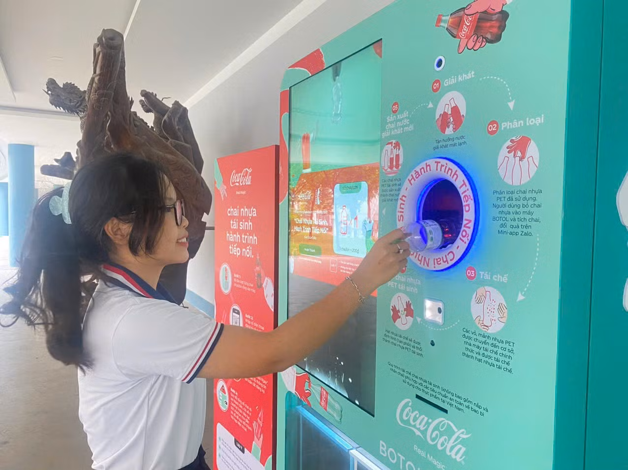 Sinh viên Trường Đại học Ngân hàng TP. HCM bỏ chai nhựa vào máy Botol.