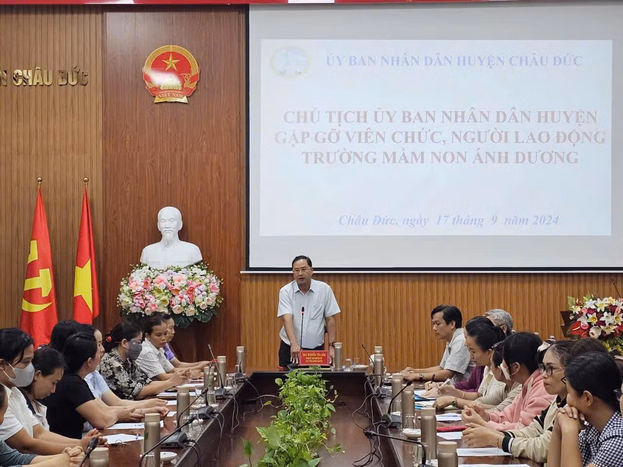 Ông Nguyễn Tấn Bản, Chủ tịch UBND huyện Châu Đức chủ trì buổi đối thoại với giáo viên, nhân viên Trường Mầm non Ánh Dương hôm 17/9. Ông Nguyễn Tấn Bản, Chủ tịch UBND huyện Châu Đức chủ trì buổi đối thoại với giáo viên, nhân viên Trường Mầm non Ánh Dương hôm 17/9.