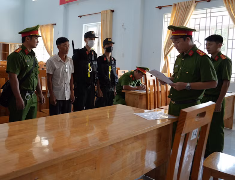 Cơ quan CSĐT Công an tỉnh Bình Thuận tống đạt quyết định khởi tố bị can đối với Lê Cảnh Mai.