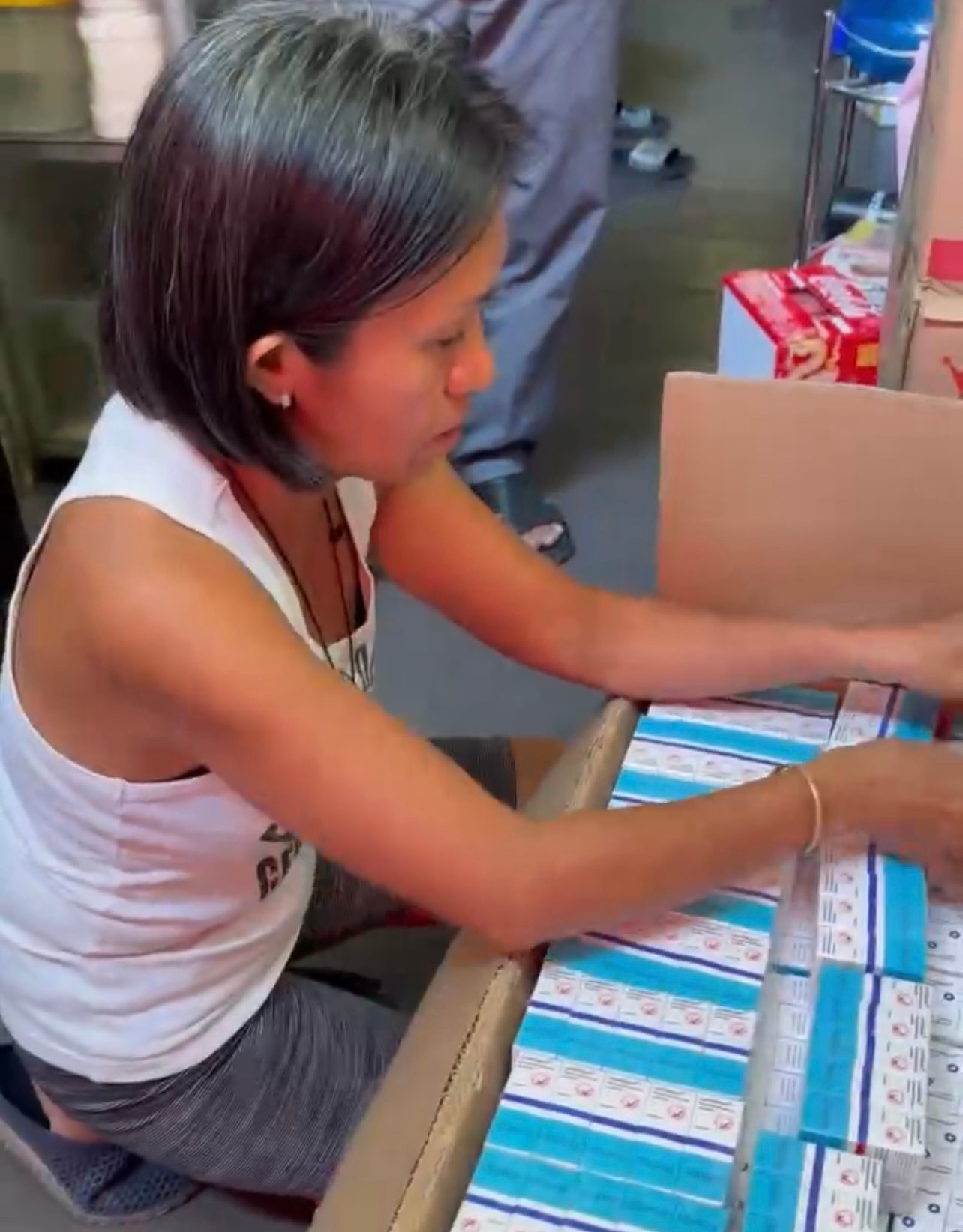 Đối tượng Vương Như San cùng tang vật.