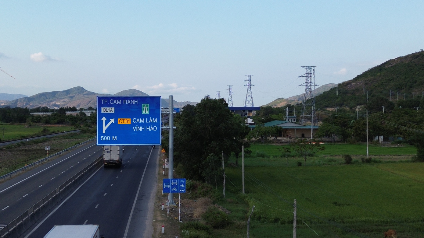 Theo báo cáo của Công ty cổ phần cao tốc Cam Lâm - Vĩnh Hảo, các hạng mục chính cơ bản đã xong, hiện nay các tổ công trình đang hoàn thành các hạng mục phụ.