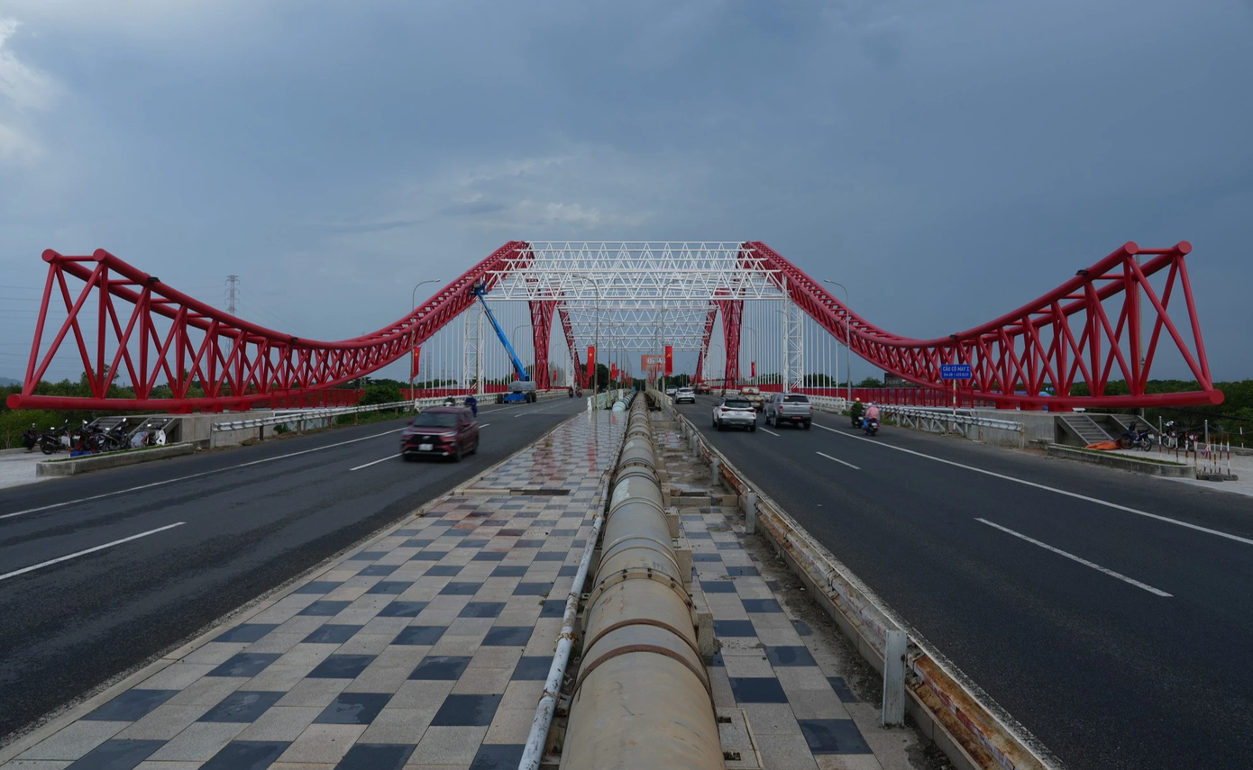 Cầu Cỏ May bắc qua sông Cỏ May, nằm trên quốc lộ 51, cửa ngõ chính vào TP Vũng Tàu, tỉnh Bà Rịa - Vũng Tàu, có chiều dài 258 m, rộng 30 m.