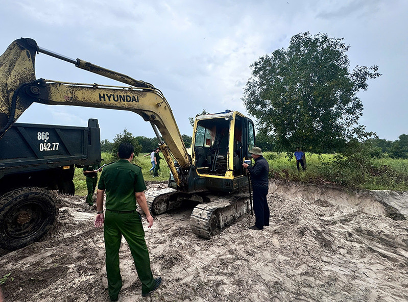 Công an bắt quả tang điểm khai thác khoáng sản trái phép tại thôn 1, xã Sông Lũy, huyện Bắc Bình. Công an bắt quả tang điểm khai thác khoáng sản trái phép tại thôn 1, xã Sông Lũy, huyện Bắc Bình.