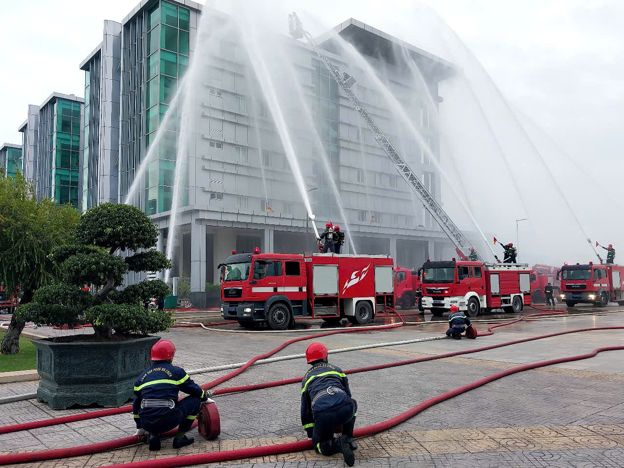 Do chất dễ cháy (giấy, gỗ...) nên trong khoảng 10 phút đám cháy đã bao trùm toàn bộ kho với diện tích khoảng 100 m2 và cháy lan sang các phòng làm việc tại tầng 4, có xu hướng cháy lan sang xung quanh.