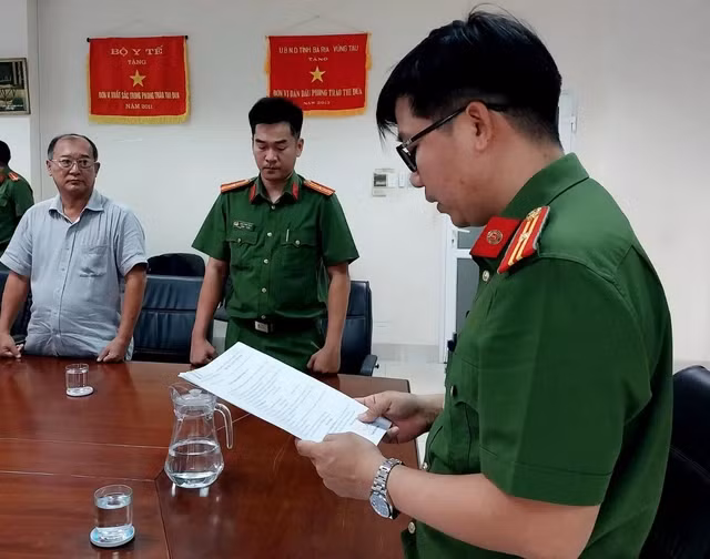 Cơ quan CSĐT đọc lệnh khởi tố bị can đối với ông Phạm Minh An.