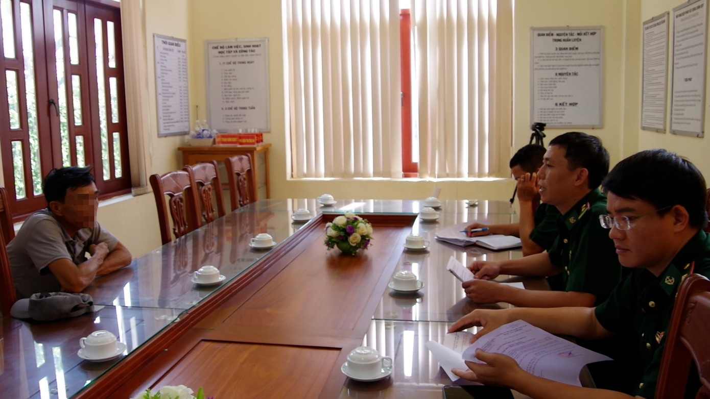 Đối tượng N. B. (bên trái) tại Cơ quan điều tra Bộ đội Biên phòng tỉnh Bà Rịa - Vũng Tàu.