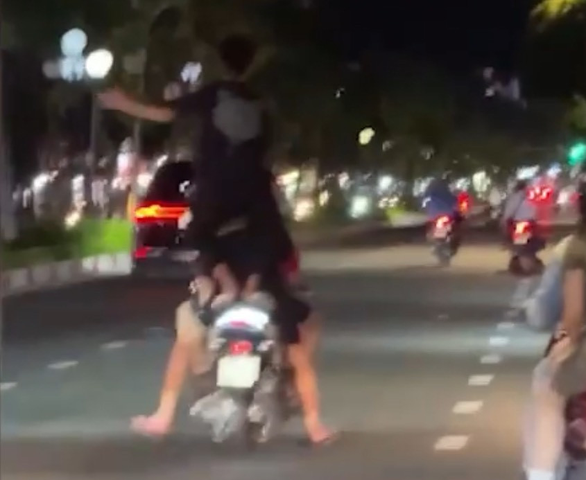 Nhóm thanh niên kẹp 4, chạy lạng lách trên đường. Nhóm thanh niên kẹp 4, chạy lạng lách trên đường.