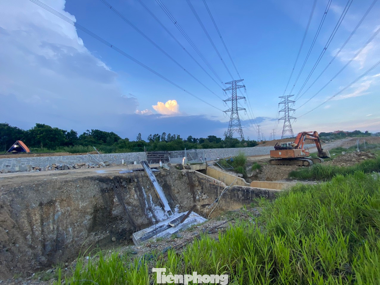 Từ Km 25+200 đến Km 25+420 phía trái tuyến thiết kế rãnh thoát nước mặt, chia làm hai rãnh chạy song song, một phần thu nước mặt đường và đổ ra ngoài bằng cống qua đường gom; một phần đổ về hố ga tại cống Km 25+419.