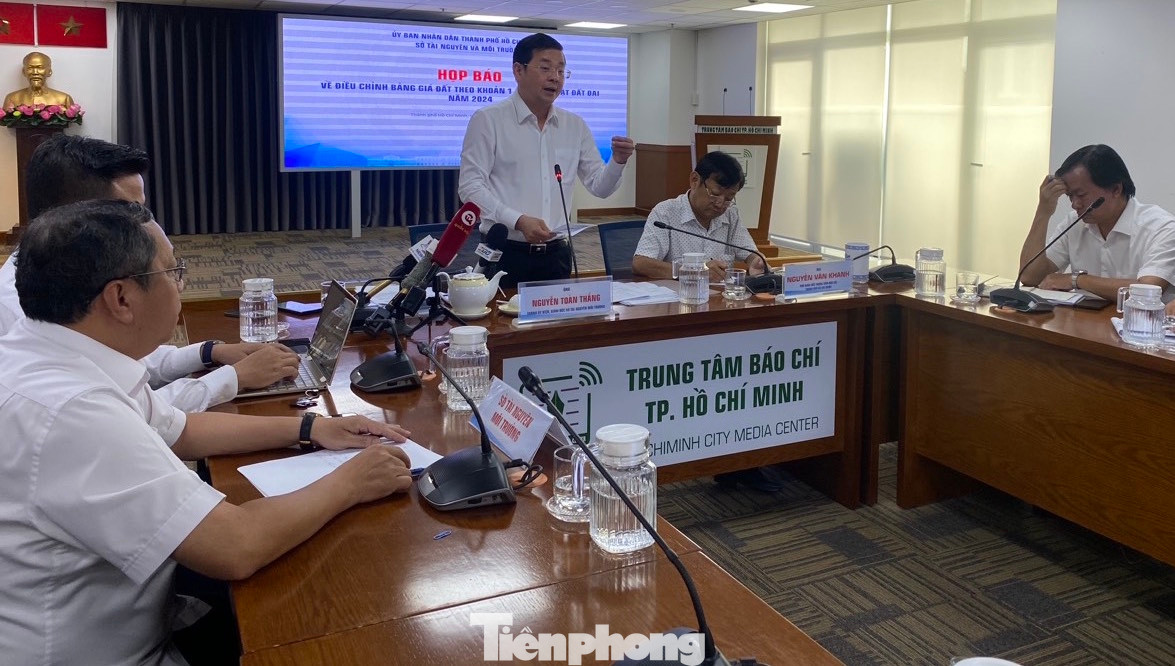 Ông Nguyễn Toàn Thắng, Giám đốc Sở Tài nguyên và Môi trường TPHCM phát biểu tại buổi họp báo. Ông Nguyễn Toàn Thắng, Giám đốc Sở Tài nguyên và Môi trường TPHCM phát biểu tại buổi họp báo.