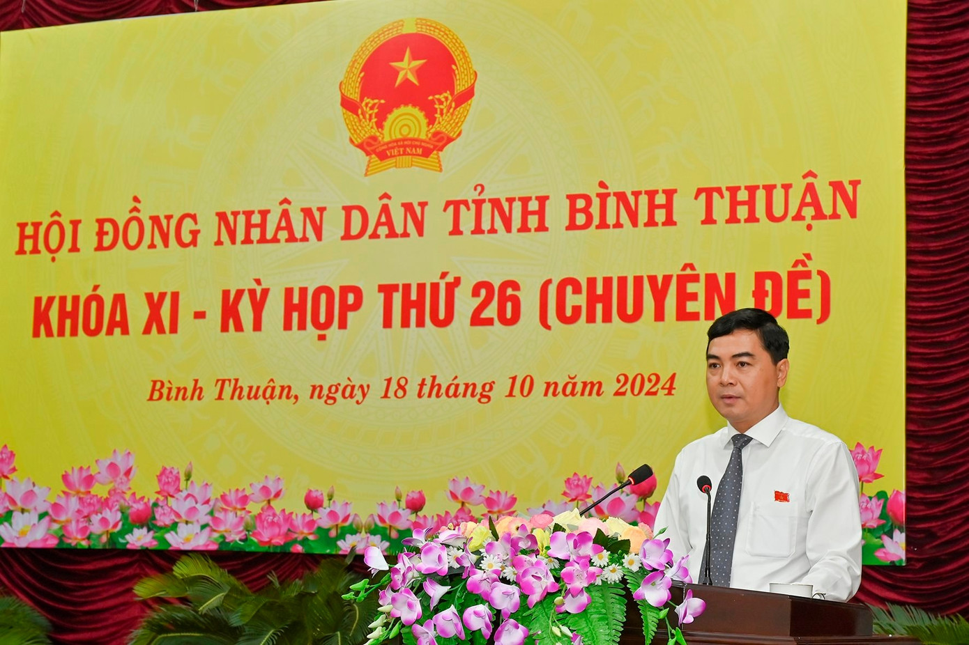 Ông Nguyễn Hoài Anh, Ủy viên dự khuyết BCH Trung ương Đảng, Bí thư Tỉnh ủy - Chủ tịch HĐND tỉnh Bình Thuận phát biểu khai mạc kỳ họp. Ảnh: Báo Bình Thuận.