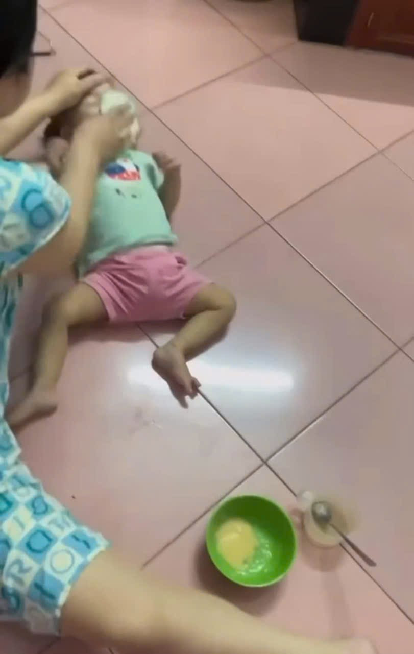 Cảnh bà B. cho trẻ ăn tại nhà. Cảnh bà B. cho trẻ ăn tại nhà.