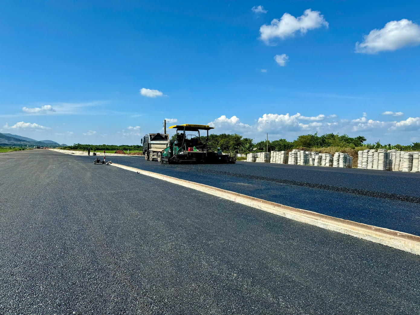 Công ty CP Đầu tư và Xây dựng 703 thi công 5,3 km đường và 2 cầu vượt ngang. Hiện nay triển khai 5 mũi thi công với gần 75 thiết bị và 115 nhân sự, đang thi công cống, đắp đất K95, K98, cấp phối đá dăm, hoàn thành 18/18 cọc khoan nhồi cầu Km48+224,74 và đang thi công mố trụ (hoàn thành 50%), hoàn thành 32/32 cọc khoan nhồi cầu Km49+935,23. Giá trị hiện nay đạt khoảng 196 tỷ đồng. Công ty CP Đầu tư và Xây dựng 703 thi công 5,3 km đường và 2 cầu vượt ngang. Hiện nay triển khai 5 mũi thi công với gần 75 thiết bị và 115 nhân sự, đang thi công cống, đắp đất K95, K98, cấp phối đá dăm, hoàn thành 18/18 cọc khoan nhồi cầu Km48+224,74 và đang thi công mố trụ (hoàn thành 50%), hoàn thành 32/32 cọc khoan nhồi cầu Km49+935,23. Giá trị hiện nay đạt khoảng 196 tỷ đồng.