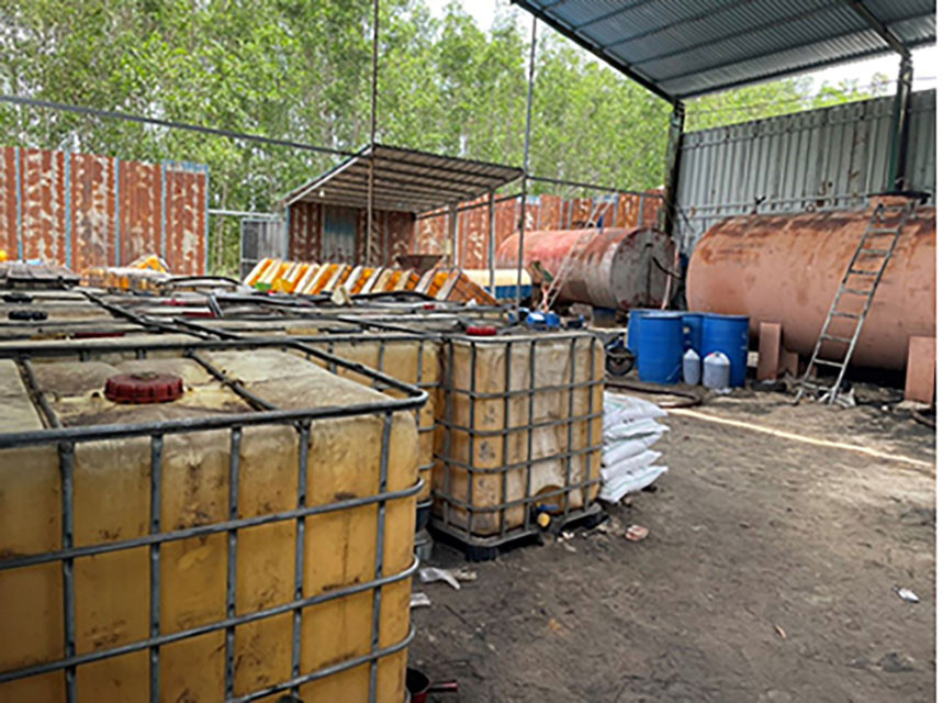 Số nhớt tái chế trái phép thu giữ được. Số nhớt tái chế trái phép thu giữ được.