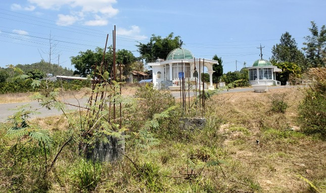 Nhiều công trình xây dựng dang dở, hạ tầng xuống cấp vì bị bỏ hoang tại dự án Khu đô thị thương mại du lịch nghỉ dưỡng sinh thái Đại Ninh. Ảnh: Quế Như. Nhiều công trình xây dựng dang dở, hạ tầng xuống cấp vì bị bỏ hoang tại dự án Khu đô thị thương mại du lịch nghỉ dưỡng sinh thái Đại Ninh. Ảnh: Quế Như.