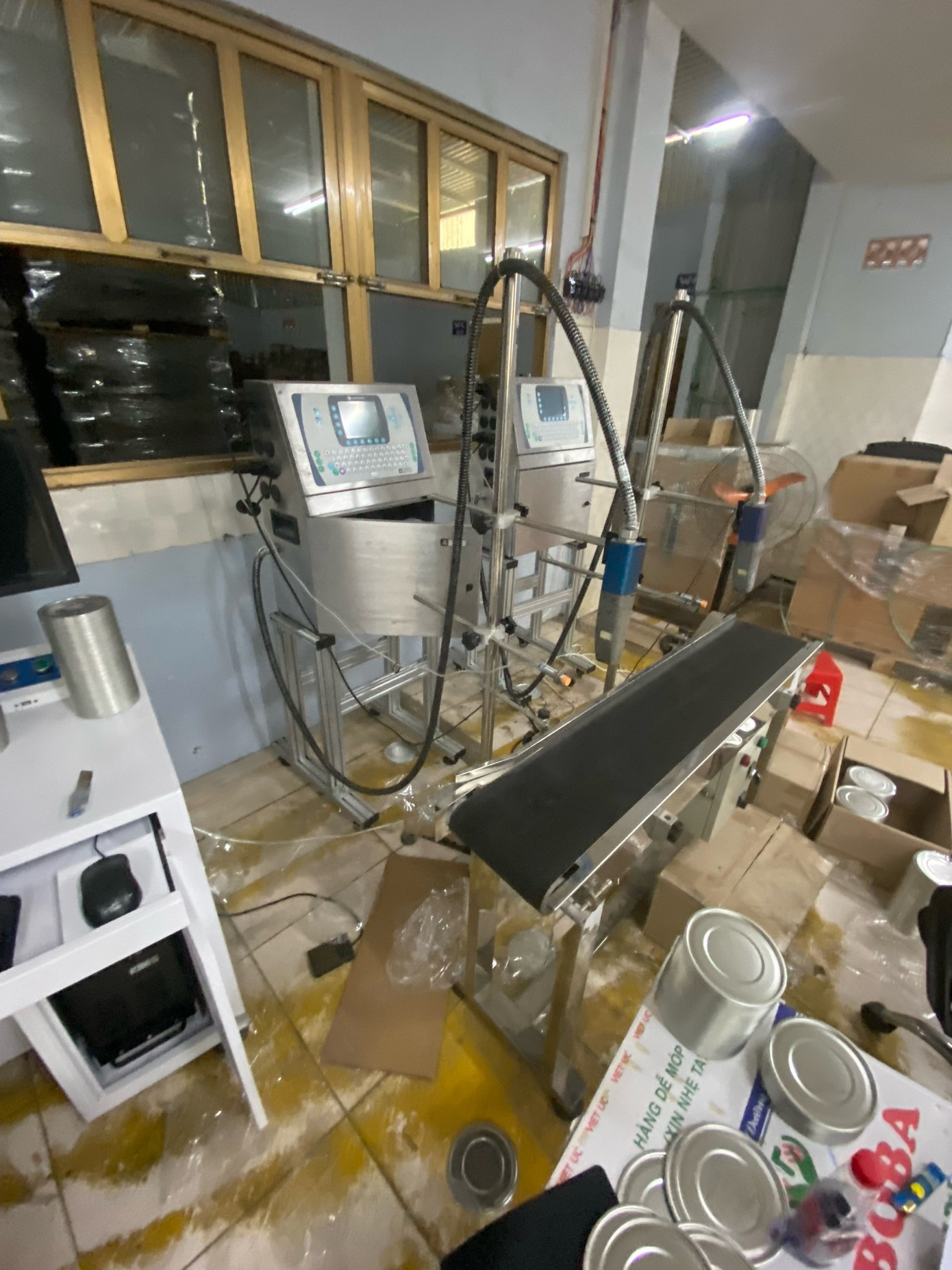 Máy móc, thiết bị sản xuất sữa giả của đối tượng Vũ Thành Công. Máy móc, thiết bị sản xuất sữa giả của đối tượng Vũ Thành Công.