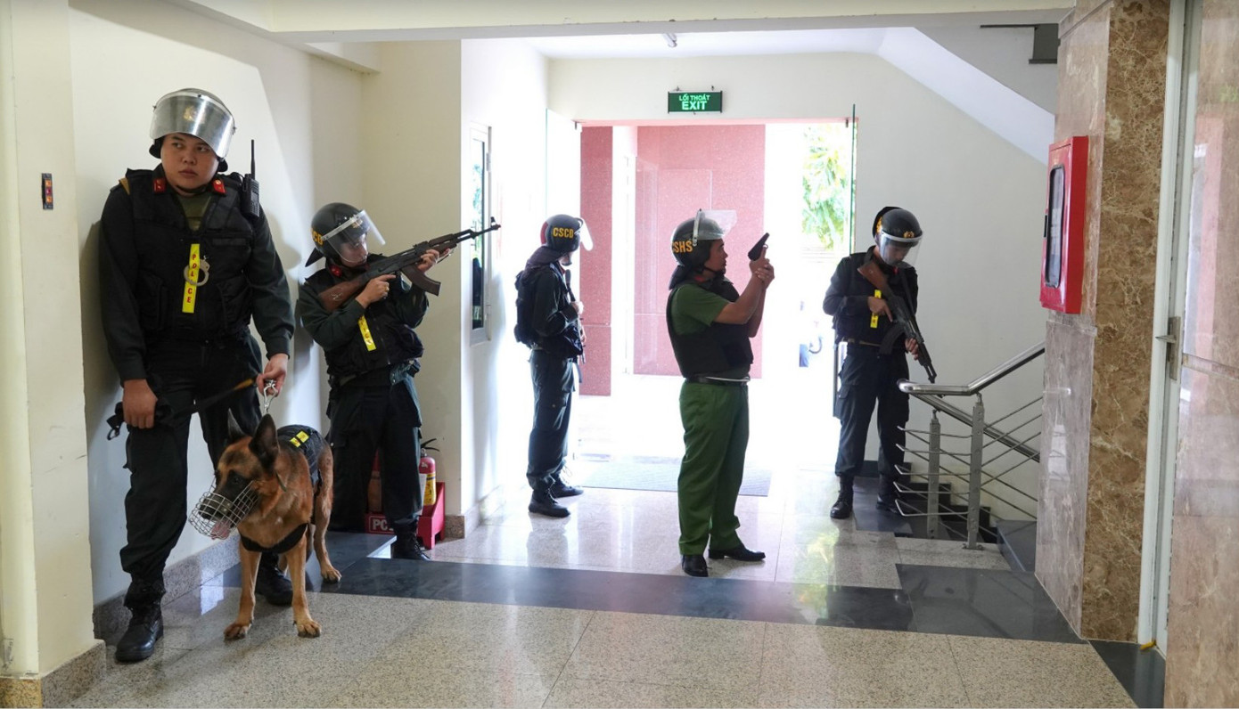 Các lực lượng Công an tỉnh Bình Thuận áp sát khu vực các "tên cướp" đang giam giữ con tin.