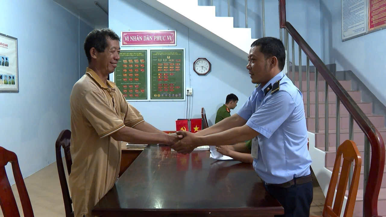 Ông Nguyễn Ngọc Tuấn (trái) bắt tay cảm ơn anh Định. Ông Nguyễn Ngọc Tuấn (trái) bắt tay cảm ơn anh Định.