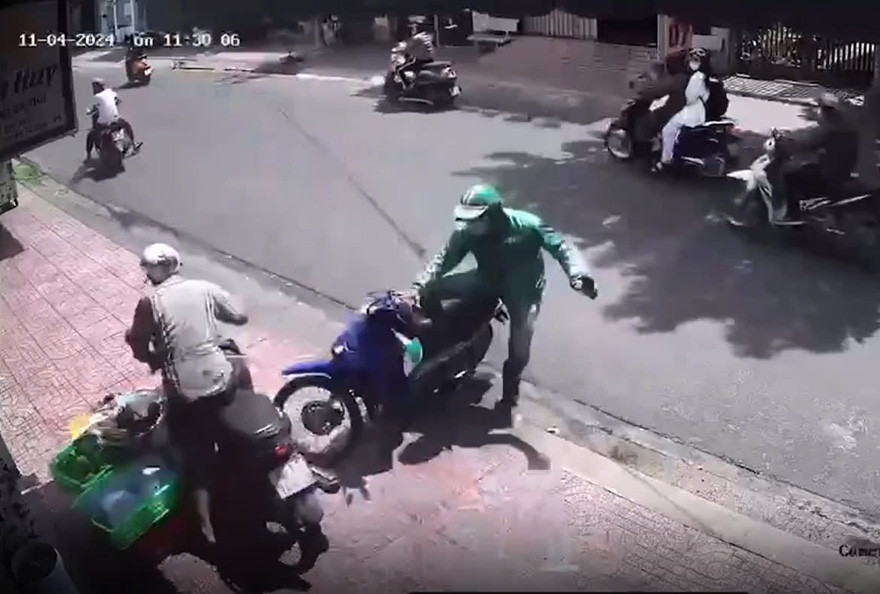 Cảnh anh Nguyễn Công Định lao xe vào tên trộm xe. Cảnh anh Nguyễn Công Định lao xe vào tên trộm xe.